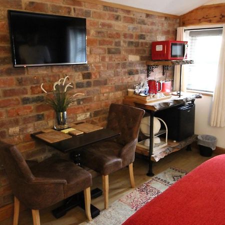 Boutique Garden Lodge @ The Larches Wolverhampton Ngoại thất bức ảnh