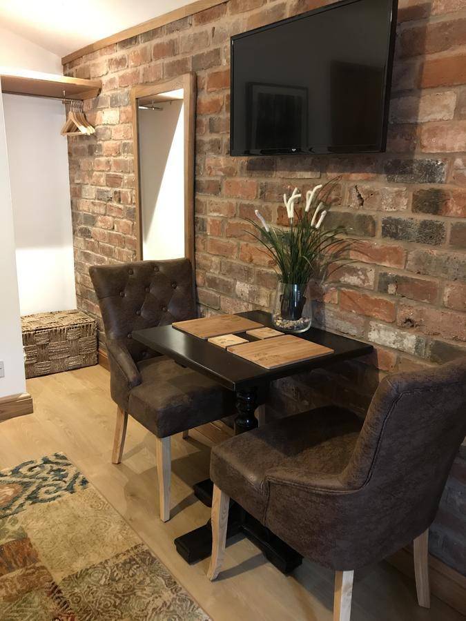 Boutique Garden Lodge @ The Larches Wolverhampton Ngoại thất bức ảnh