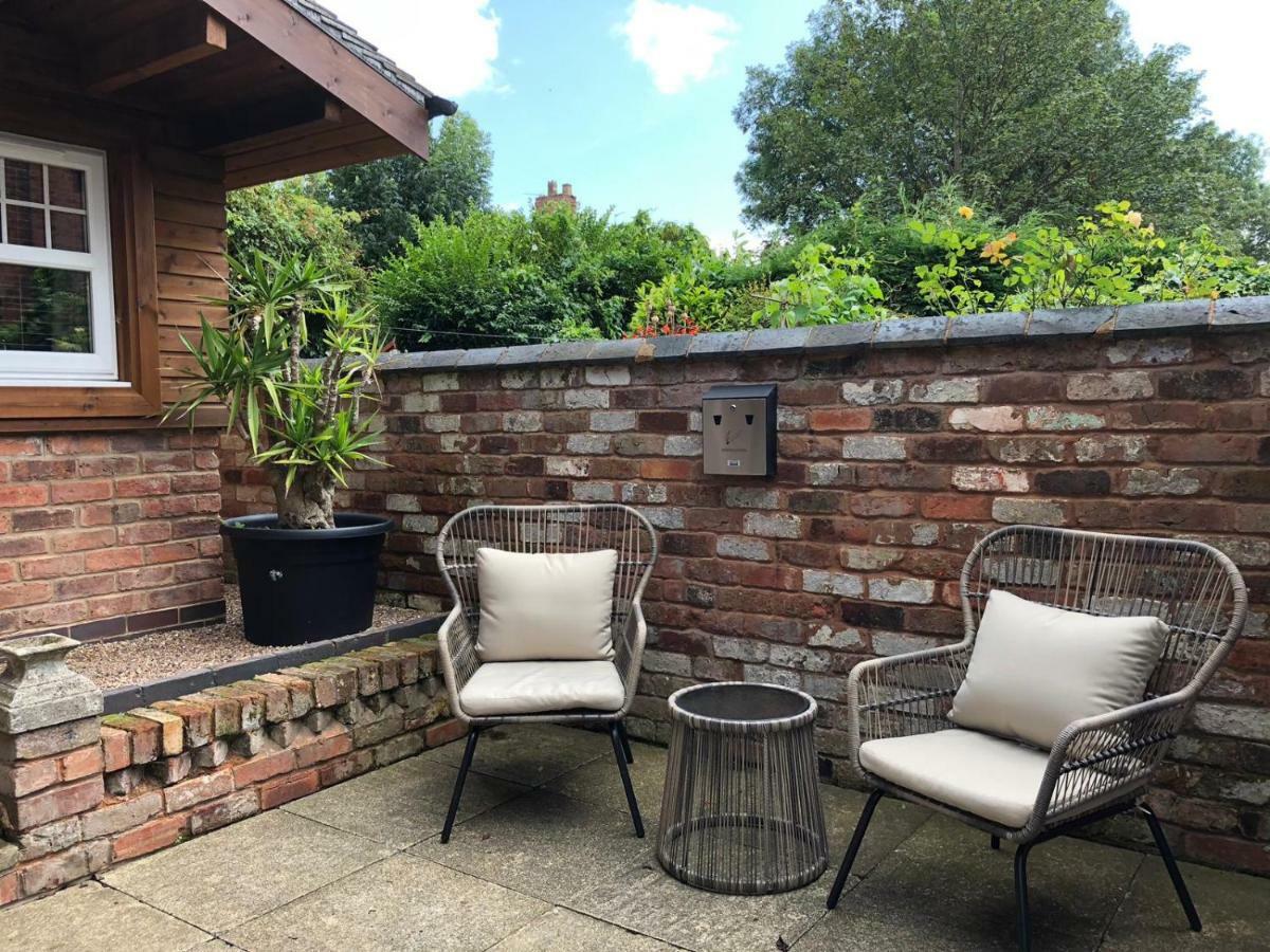 Boutique Garden Lodge @ The Larches Wolverhampton Ngoại thất bức ảnh