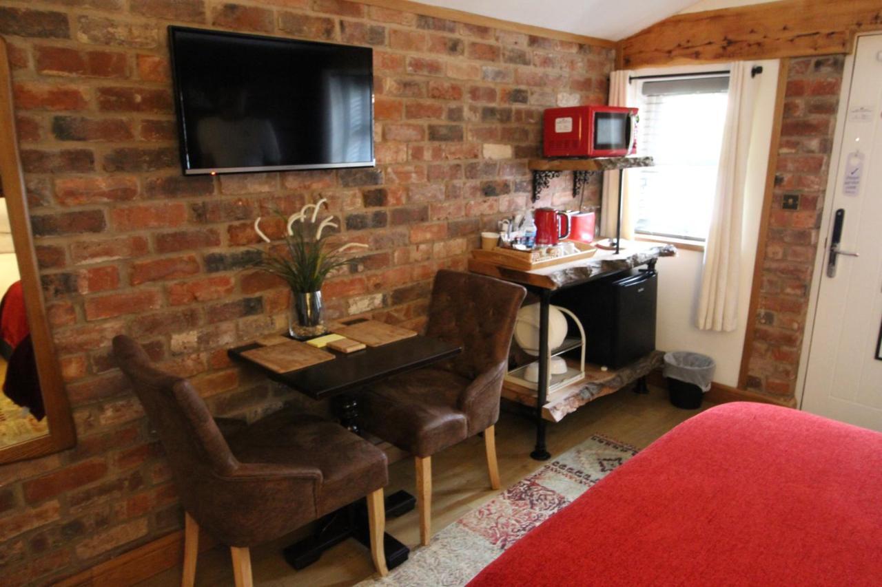 Boutique Garden Lodge @ The Larches Wolverhampton Ngoại thất bức ảnh